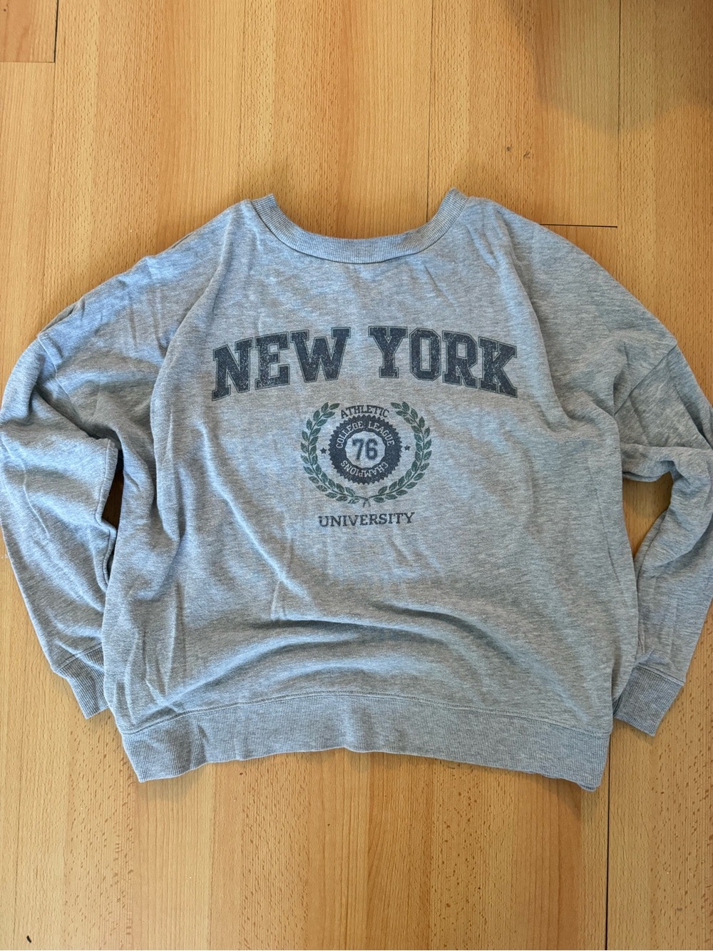 Colsie Women's Light Gray 'New York' Crewneck Sweatshirt